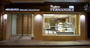 Fachada y entrada de confitería Fernández